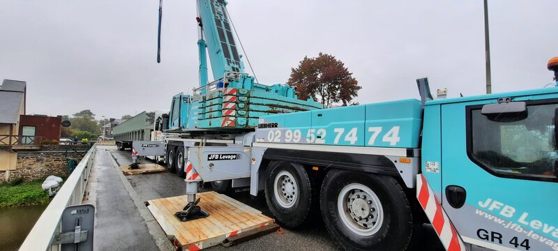 Grue de levage JFB à Guipry