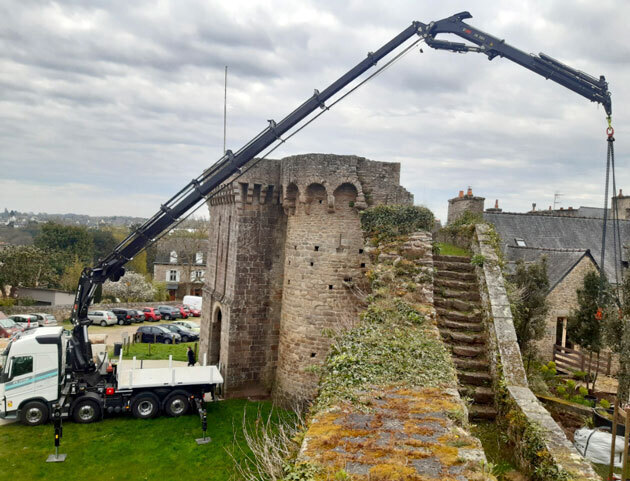 Levage grue dans les remparts de Dinan