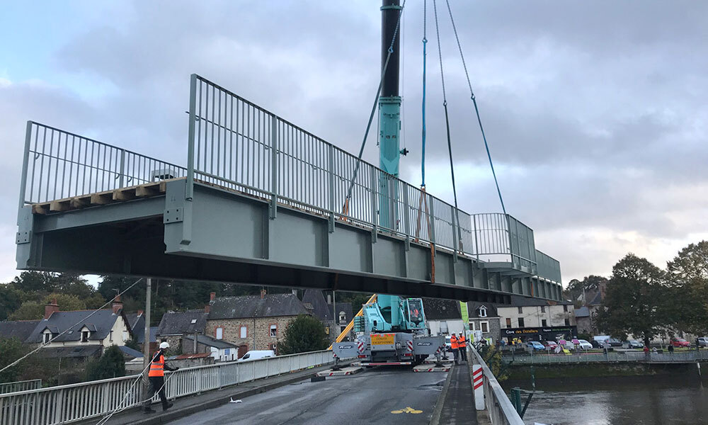 Levage de la passerelle à Guipry