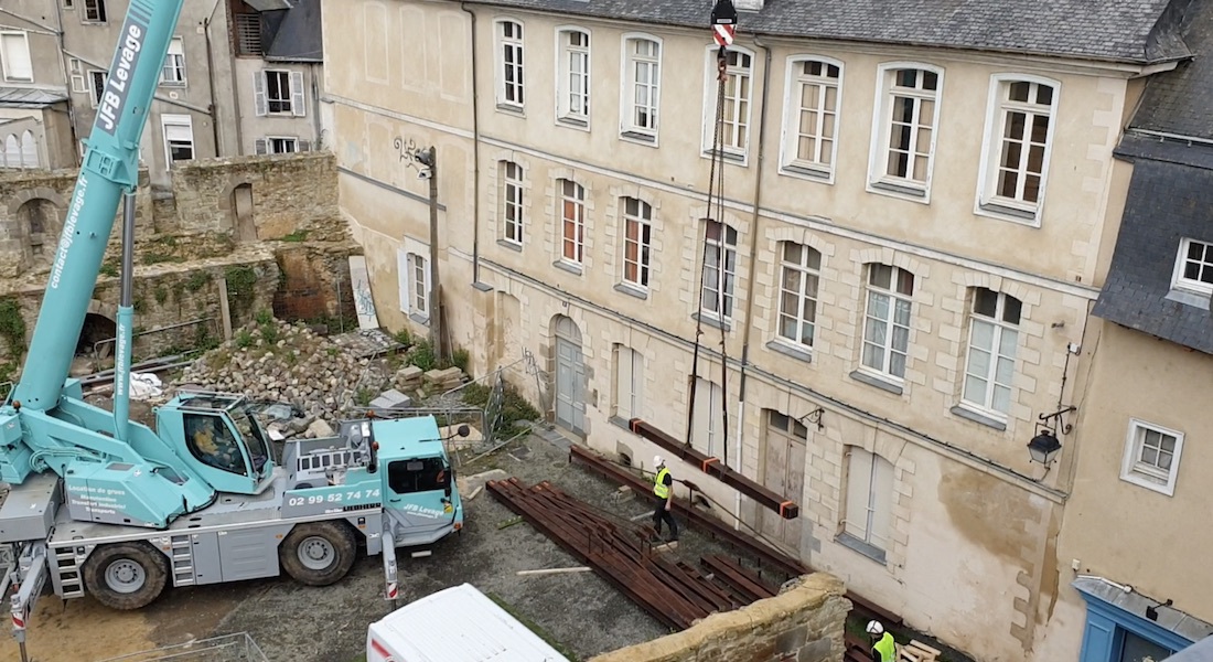 Levage des poutres du nouveau pont-levis porte Mordelaise à Rennes