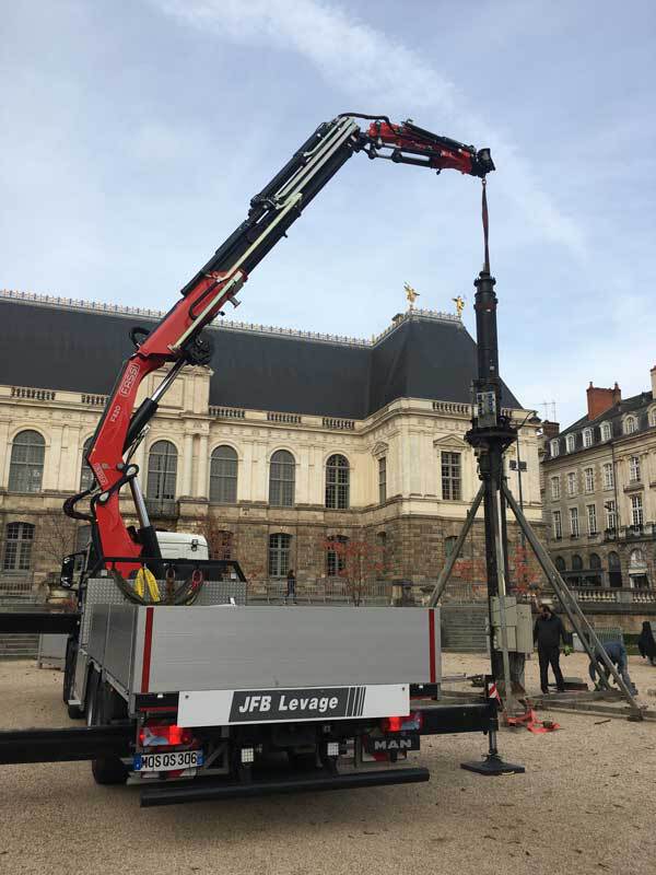 Levage du carrousel du Marché de Noël à Rennes