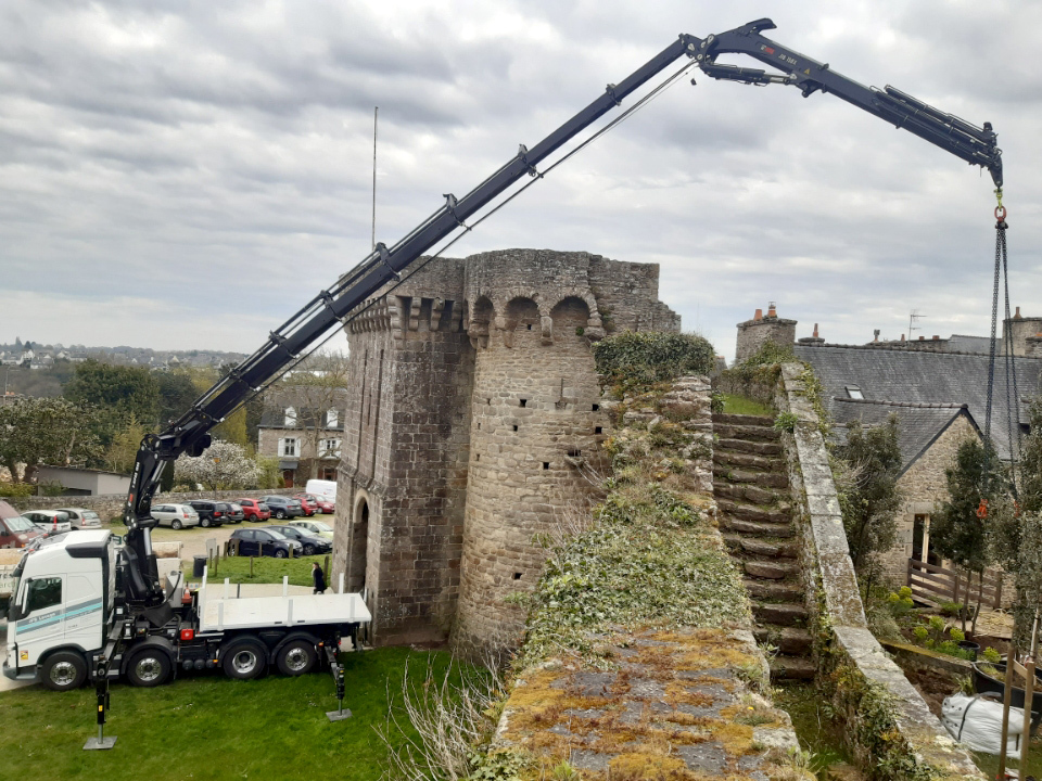 Levage grue dans les remparts de Dinan
