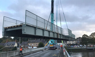 Levage de la passerelle à Guipry