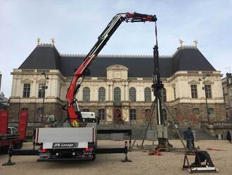 levage du manège de Noël à Rennes